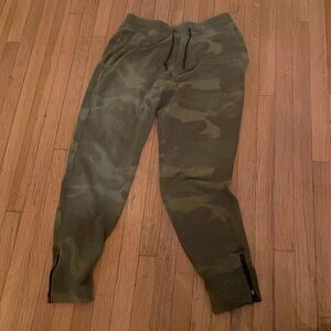 Abercrombie & Fitch Camo Joggers
Men’s size Medium 
Great condition